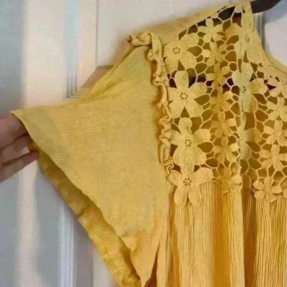 Torrid Crinkle Gauze Daisy Crochet Trim Top Size 2 - Picture 3 of 7